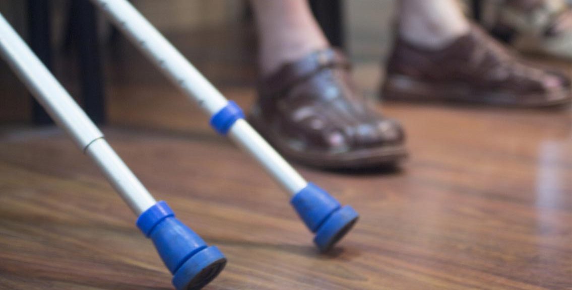 bild med fot och krycka